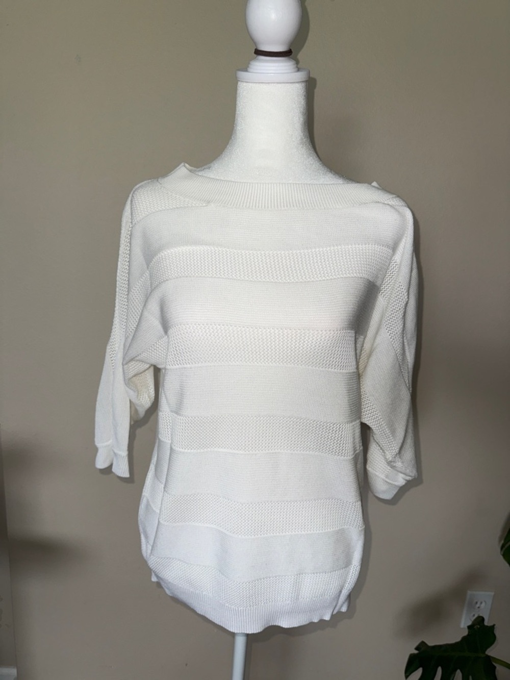 New York & Company White Scoopneck Lightweight Knit Sweater, Size Medium